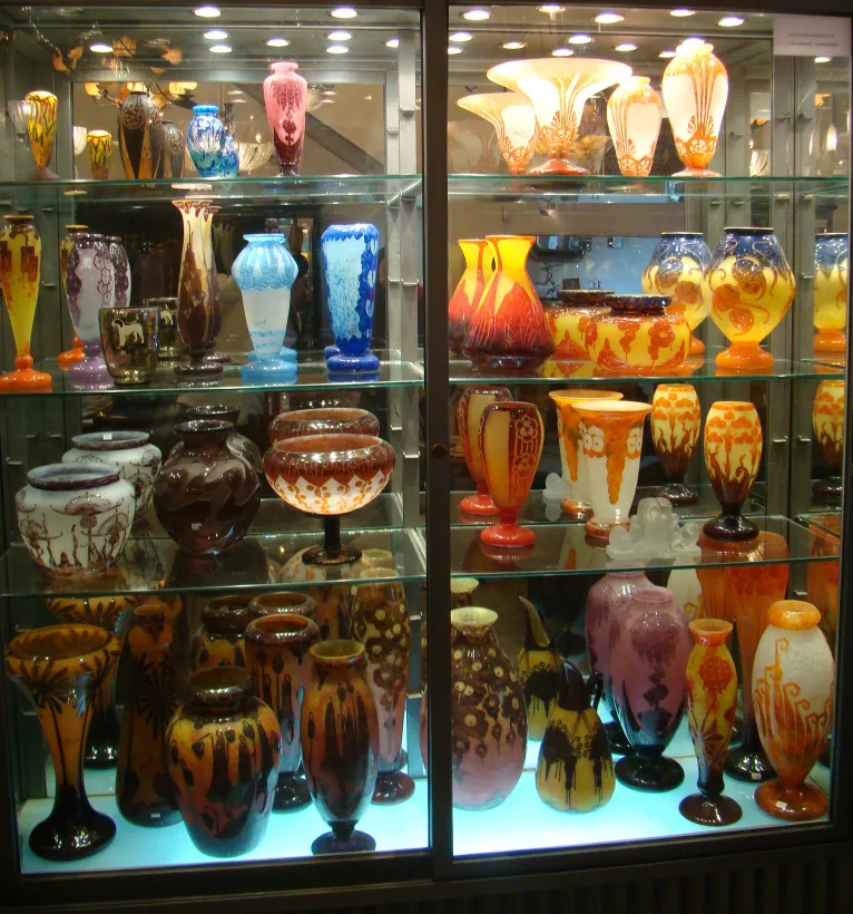 Ausstellung von Antiquitäten mit signiertem Glas Charder.