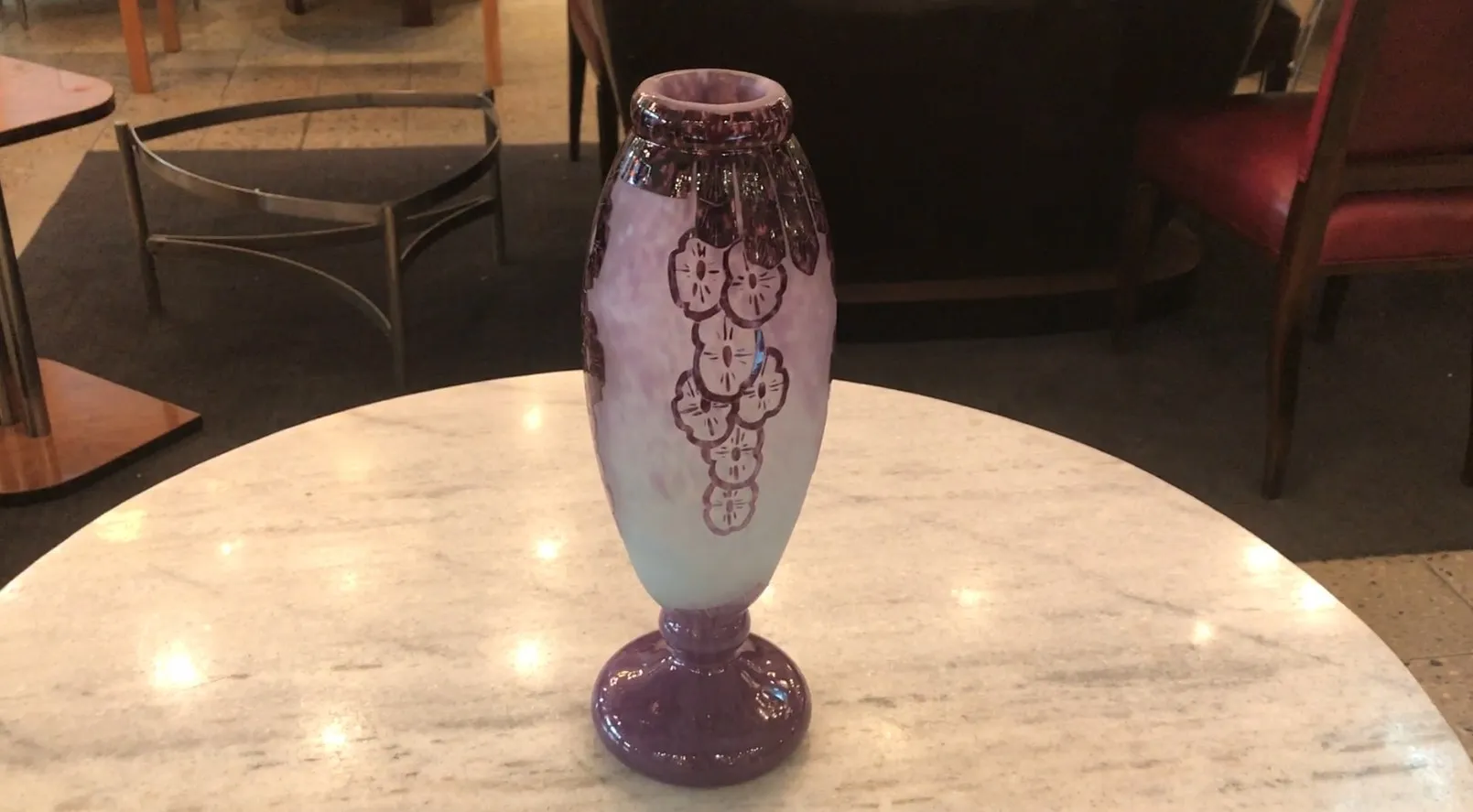 Vase ancien avec motif floral et base violette, signé Charder.