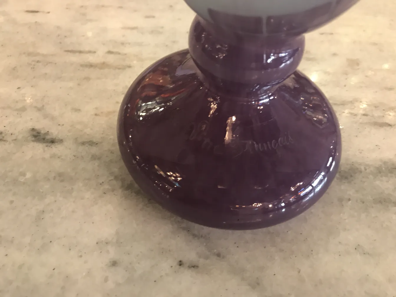 Verre signé Charder avec base violette et fond clair, design antique.