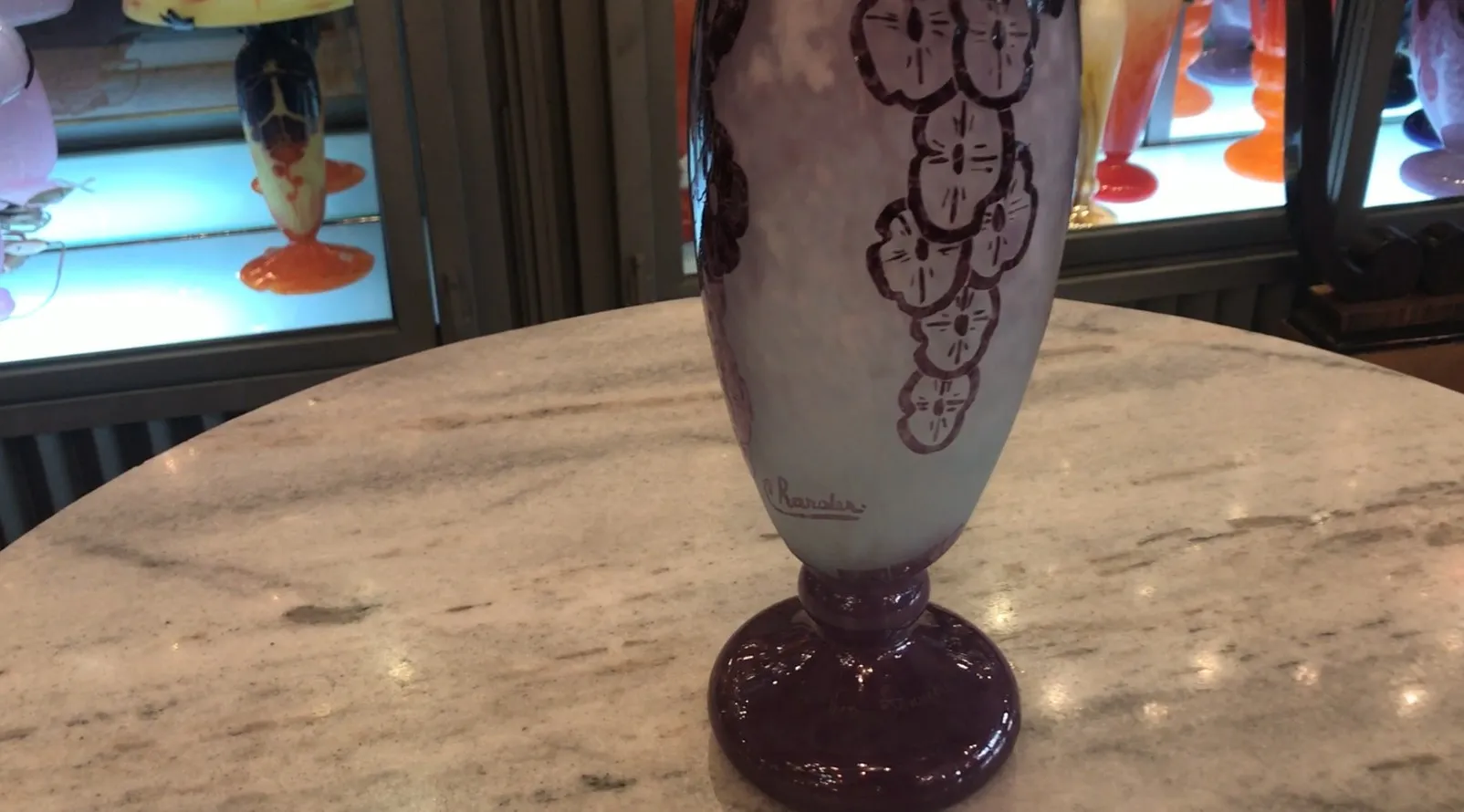 verre signé avec des détails décoratifs sur un fond intéressant