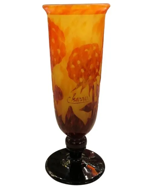 Signiertes Glas von Charder mit orangefarbenen Blumenmotiven.