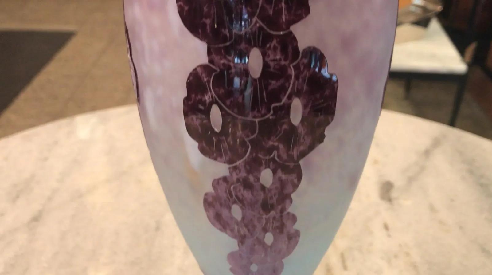 Verre ancien signé par Charder en tons de violet et blanc avec un motif floral.