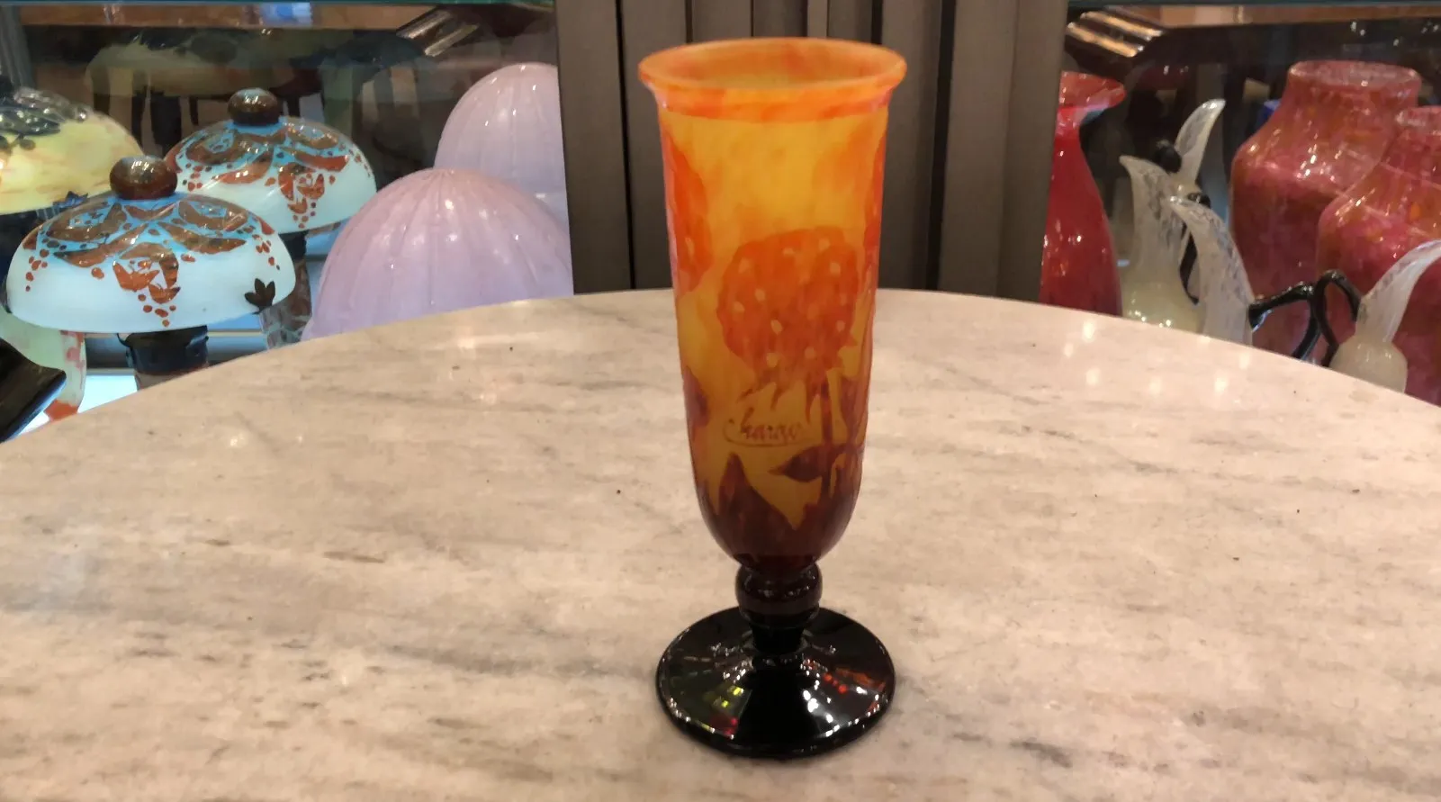 Vase en verre signé par Charder aux tons chauds, antique.