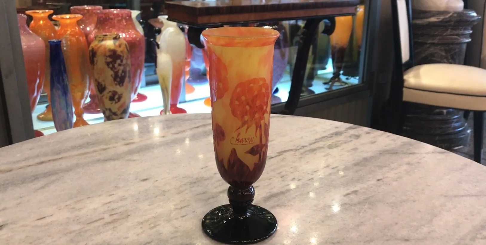 Antikes signiertes Glas Charder mit warmen Farben und künstlerischen Details