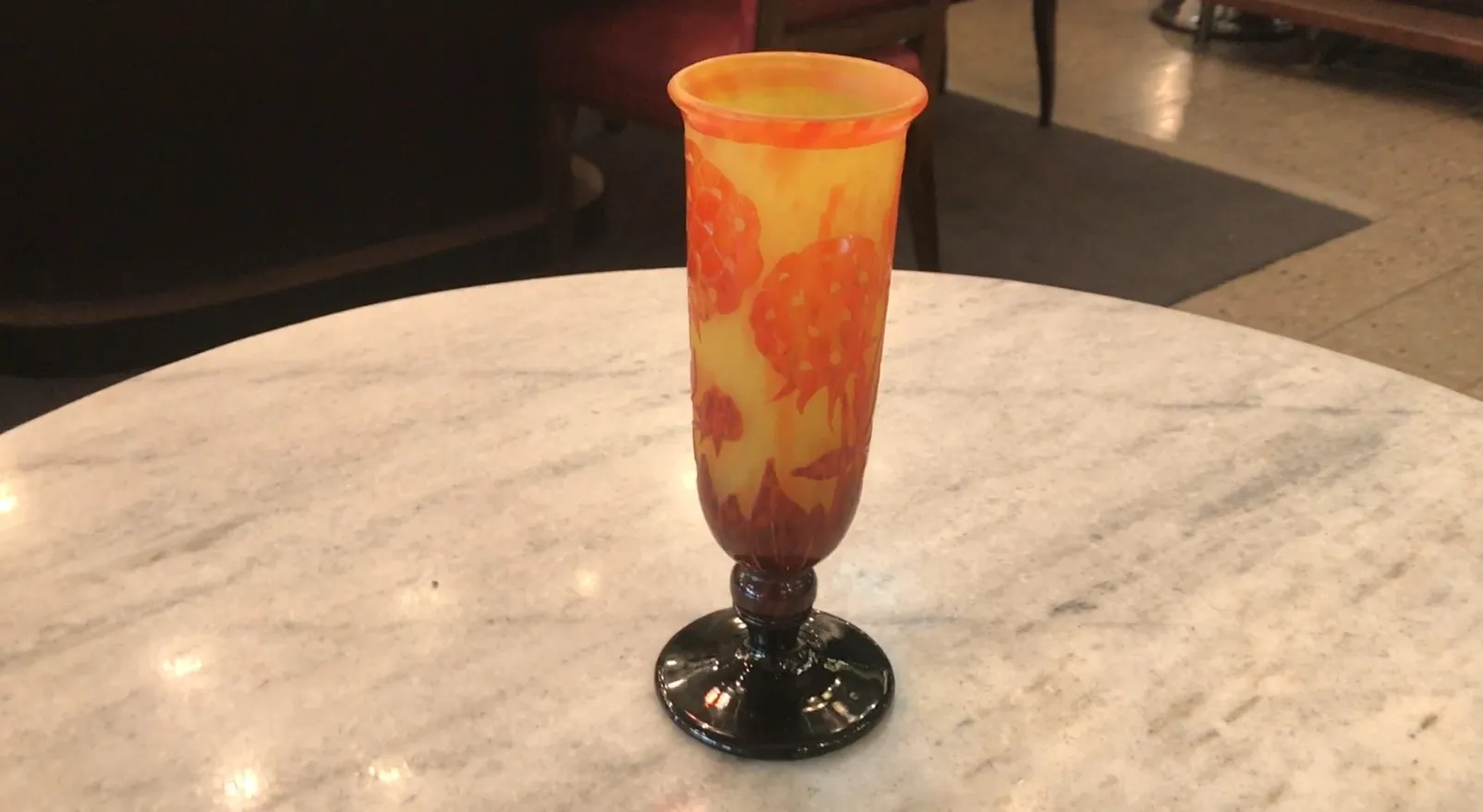 подписанное стекло с цветочными узорами в антикварной обстановке