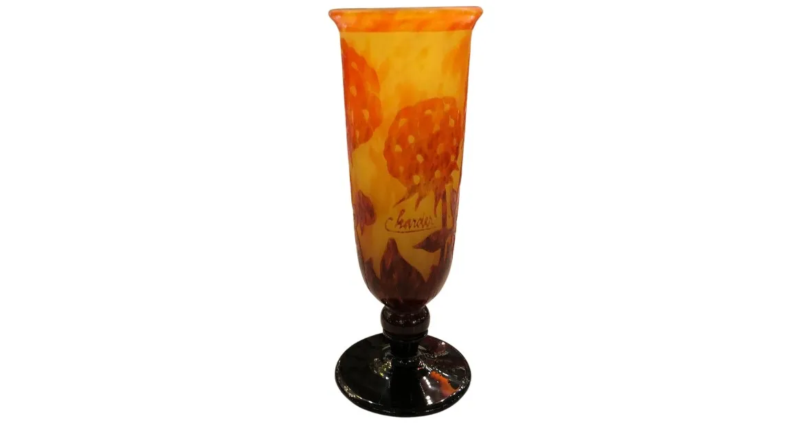 Verre signé par Charder avec design coloré sur base sombre