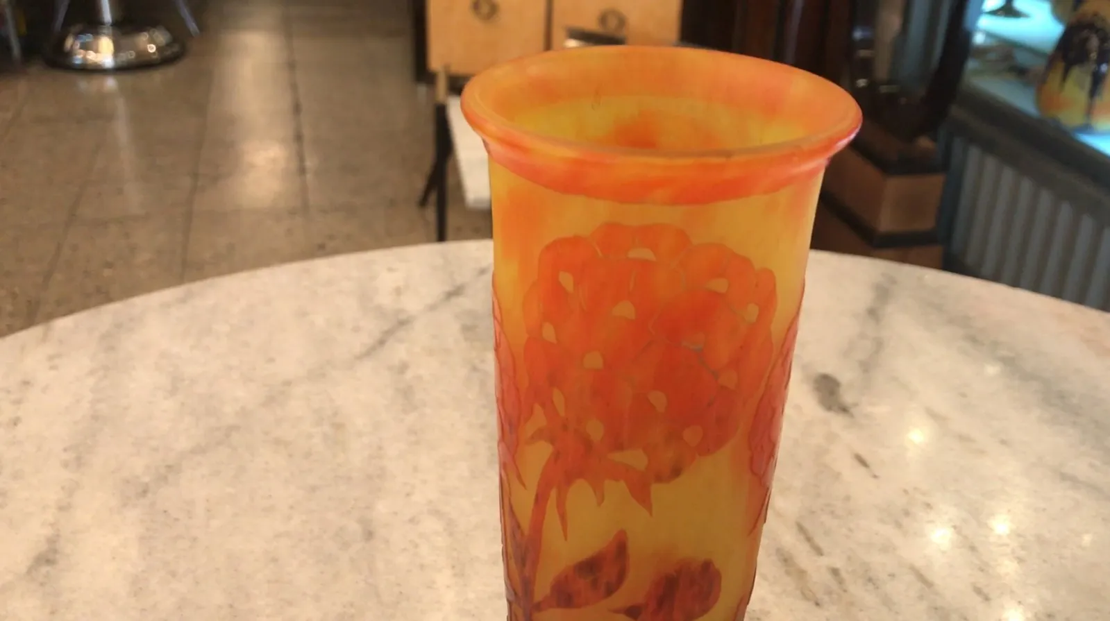 Antikes signiertes Glas Charder mit floralem Design.