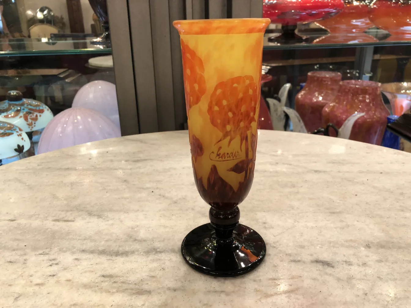 签名玻璃Charder，色彩丰富，底座深色，古董。