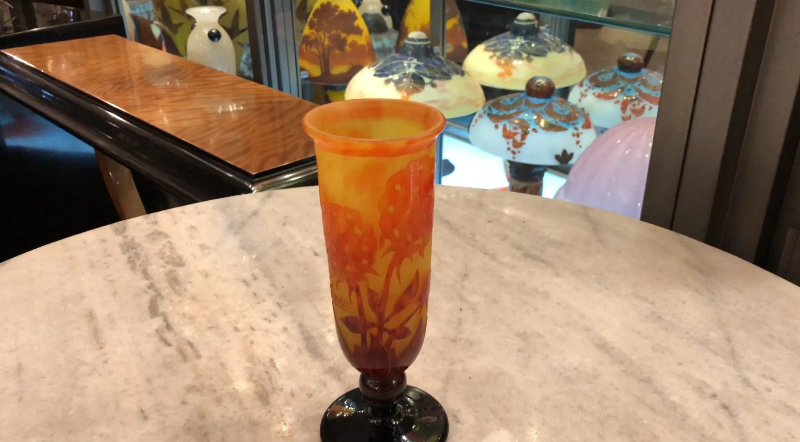 Vaso de vidrio firmado Charder con decoración de flores en colores cálidos