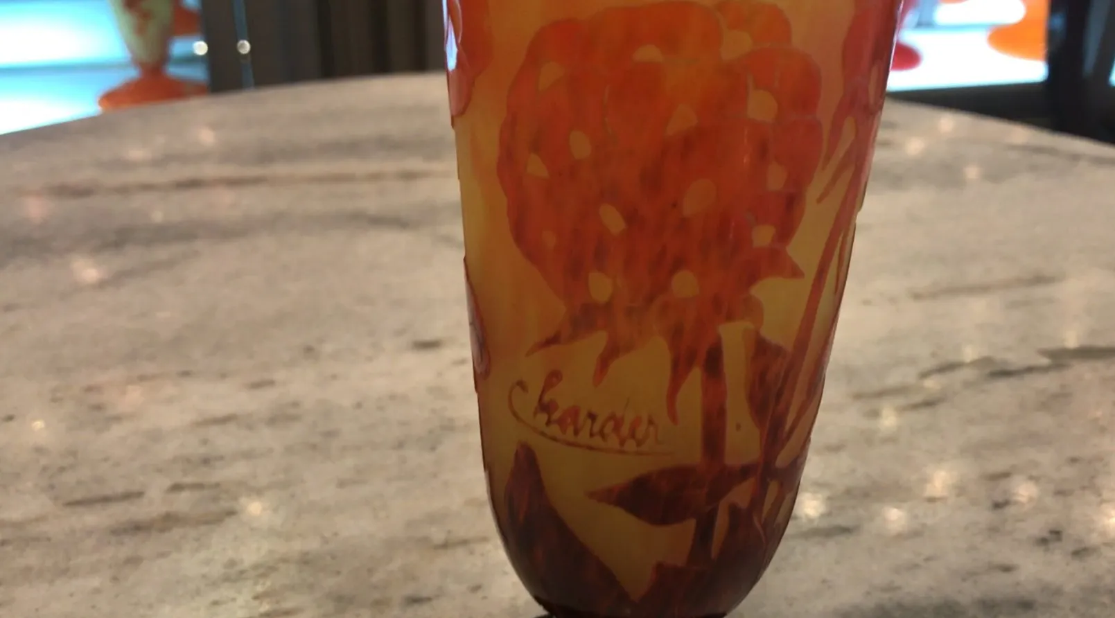 Antikes Glas mit floralem Design in Orange und Gelb, signiert von Charder.