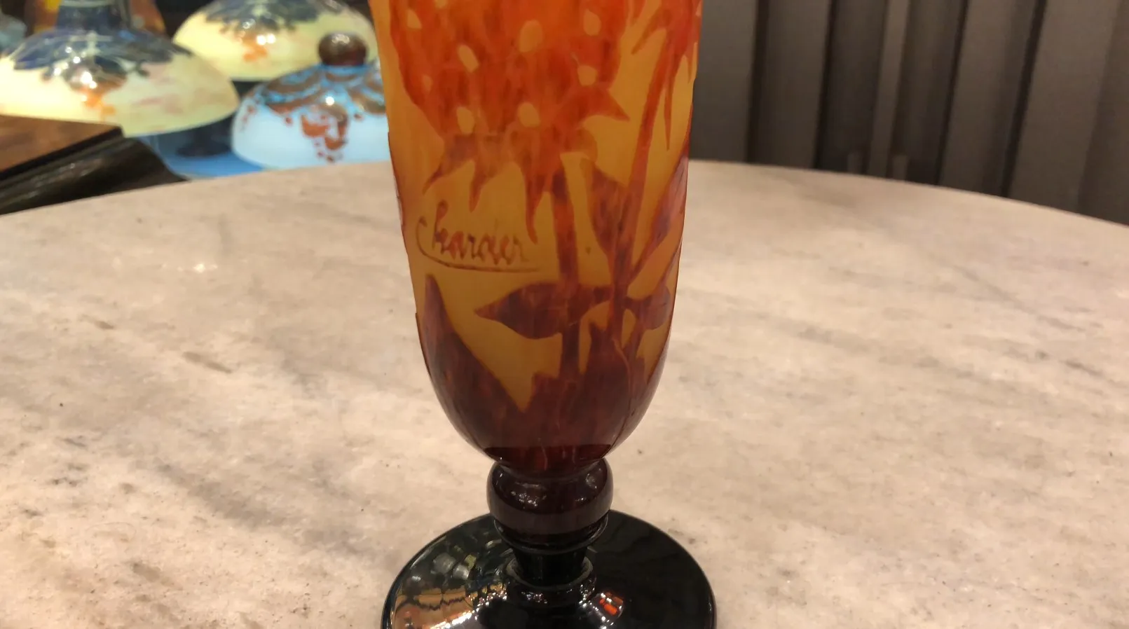 Signiertes Glas Charder mit floralen Mustern in warmen Farben, antik.