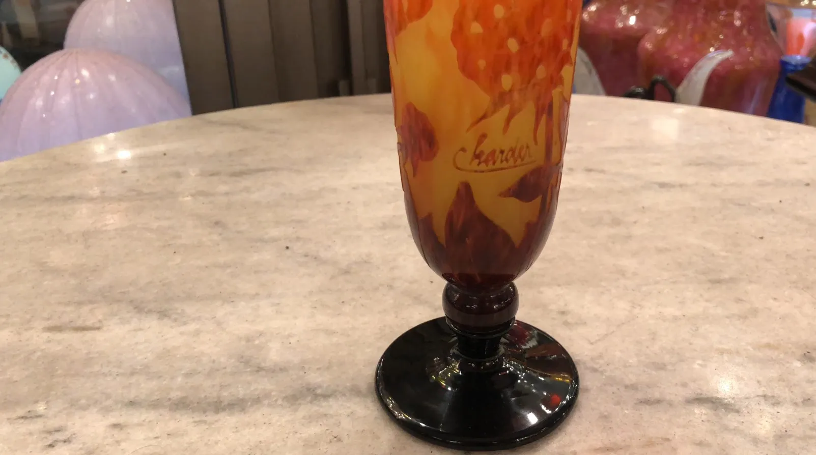 Vidrio antiguo firmado por Charder, con tonalidades cálidas y un diseño elegante.