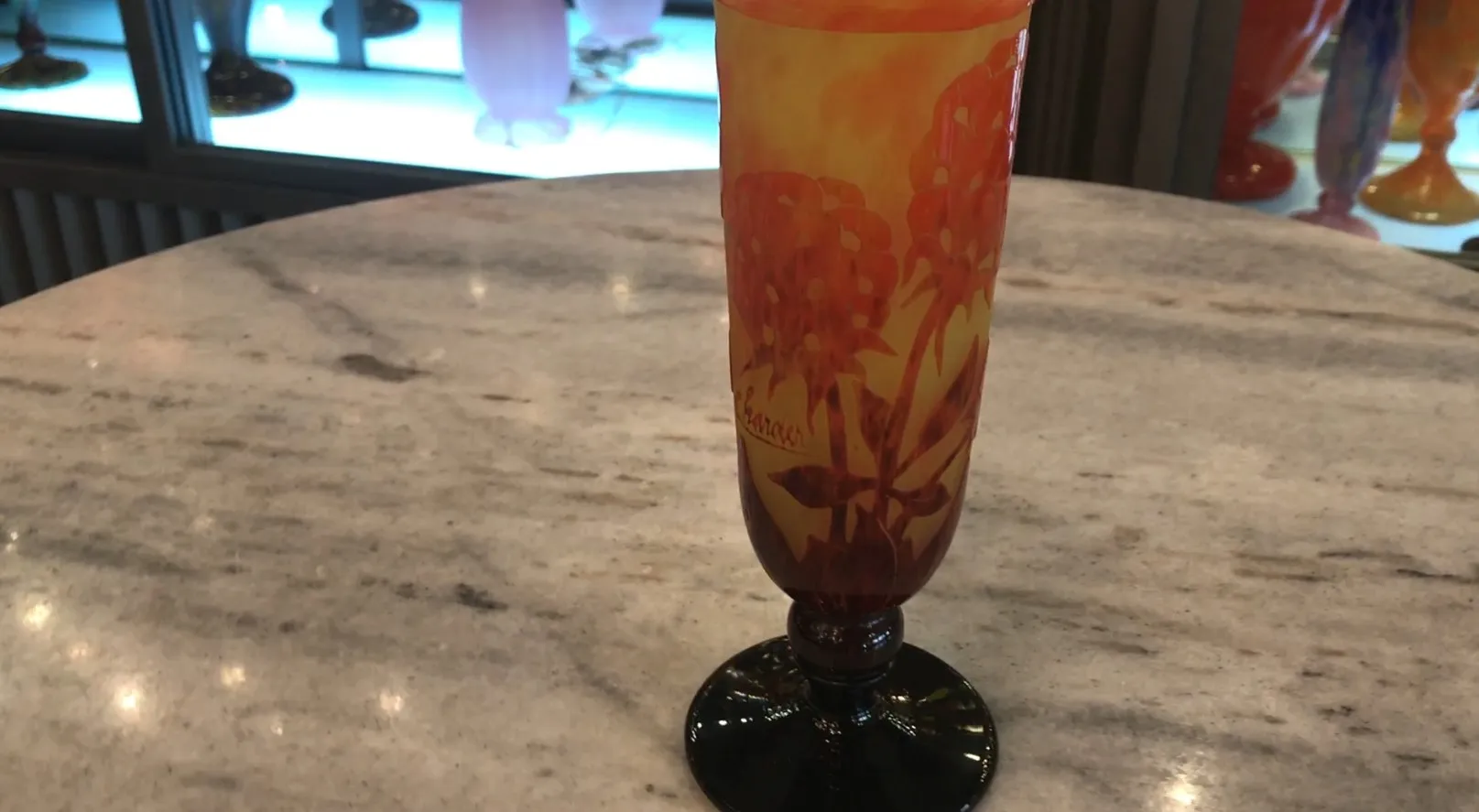 Verre ancien signé Charder avec motif floral en couleurs chaudes