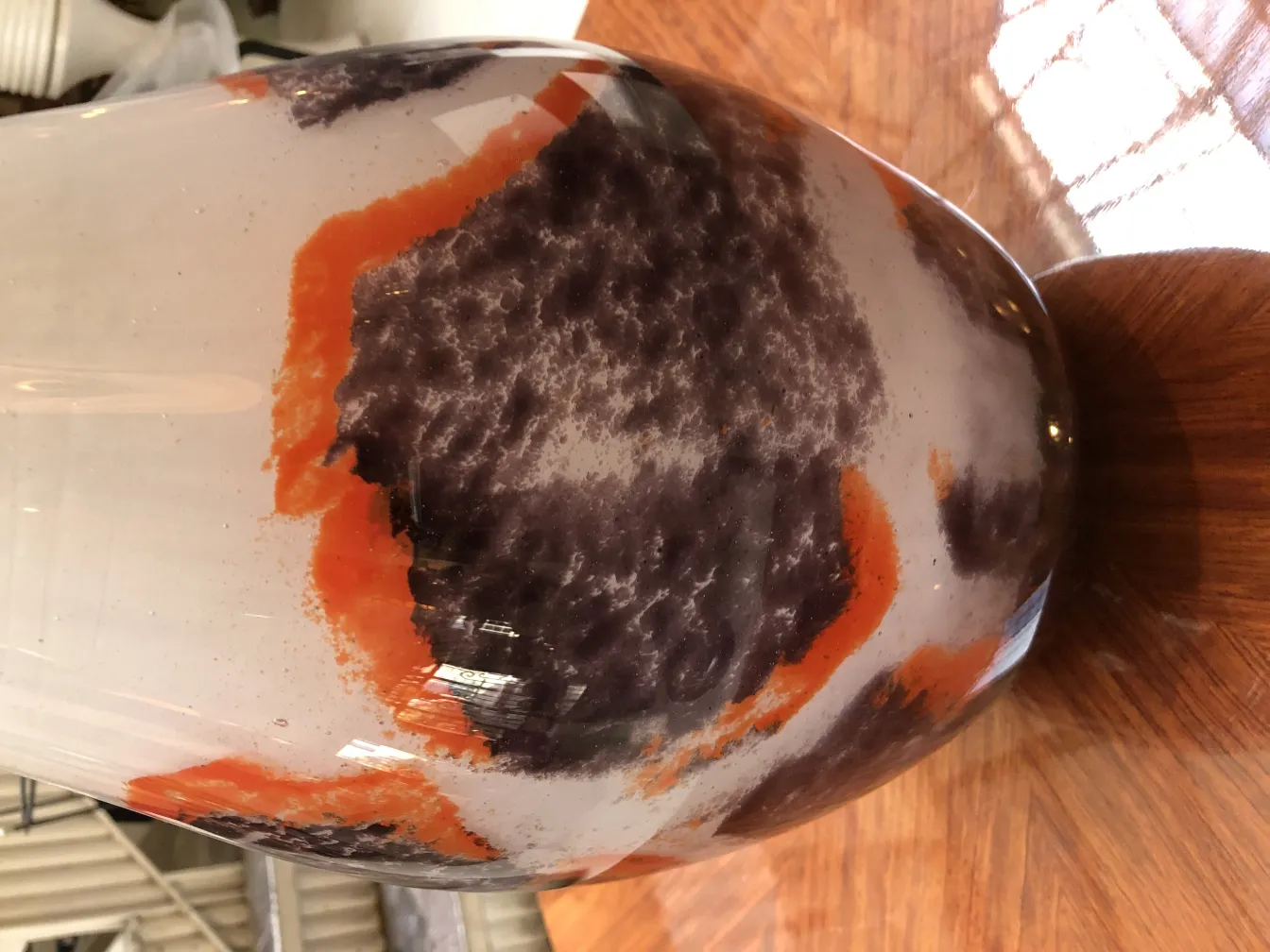 Antikes, signiertes Glas Degué mit lebendigen Farben.