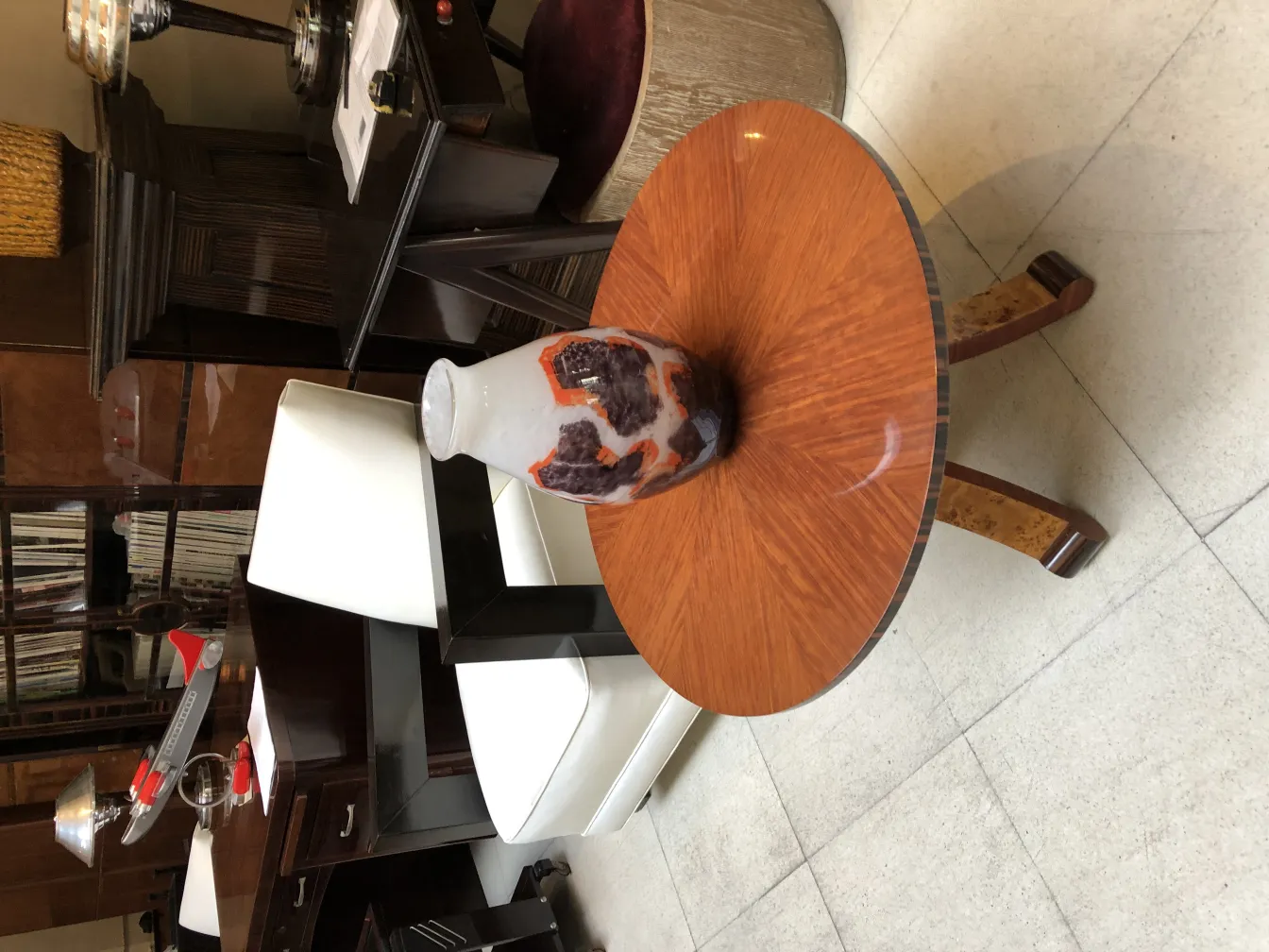 पुरातत्व सिग्नेचर ग्लास degué लकड़ी की मेज पर