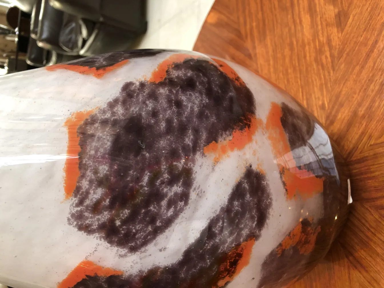 Vetro firmato Degué con motivi colorati su sfondo chiaro