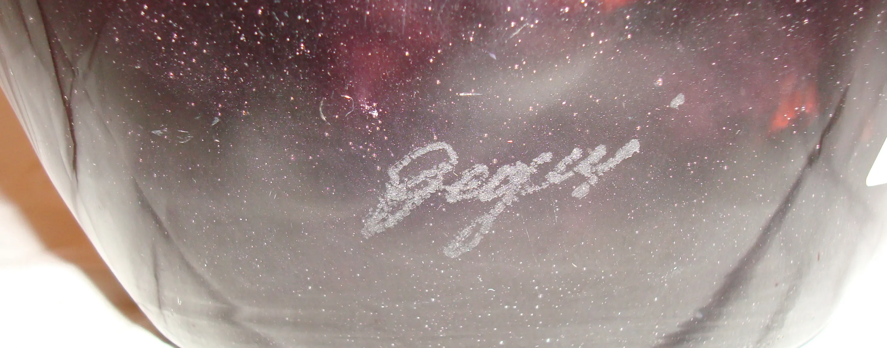 Verre signé d'antiquité avec détails décoratifs et éclat subtil.