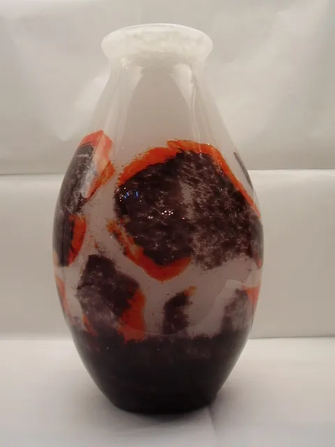 Antikes signiertes Degué-Vase in ockerfarbenen und hellen Tönen