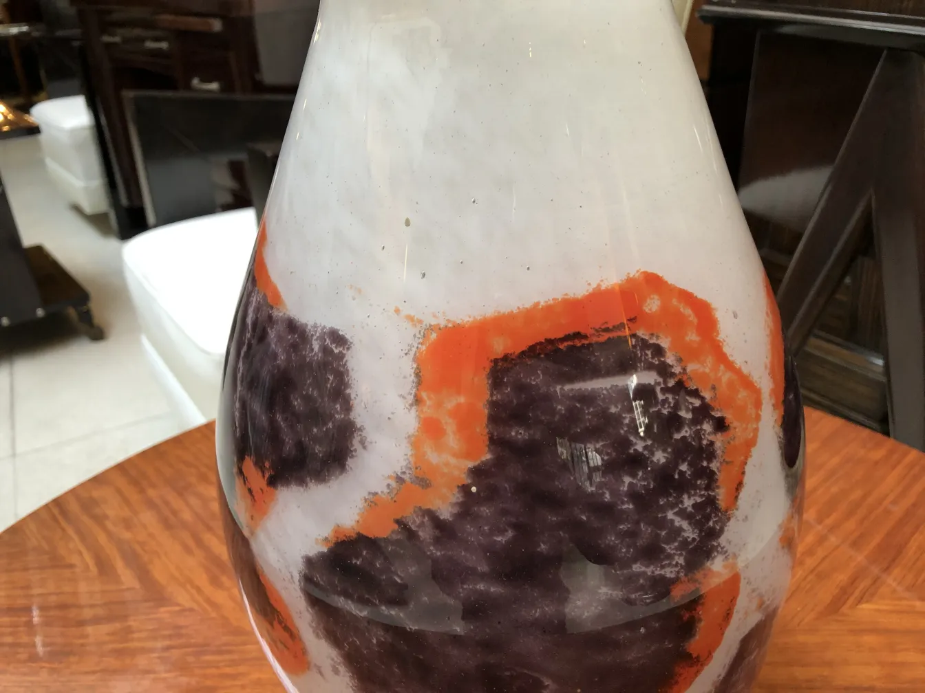 jarrón antiguo con diseño en vidrio firmado Degué, decorado en colores