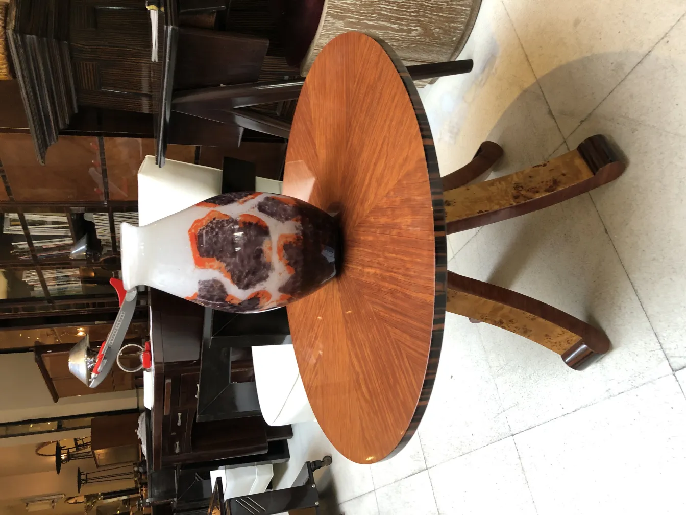 vasque antiquité verre signé degué avec motif coloré sur table