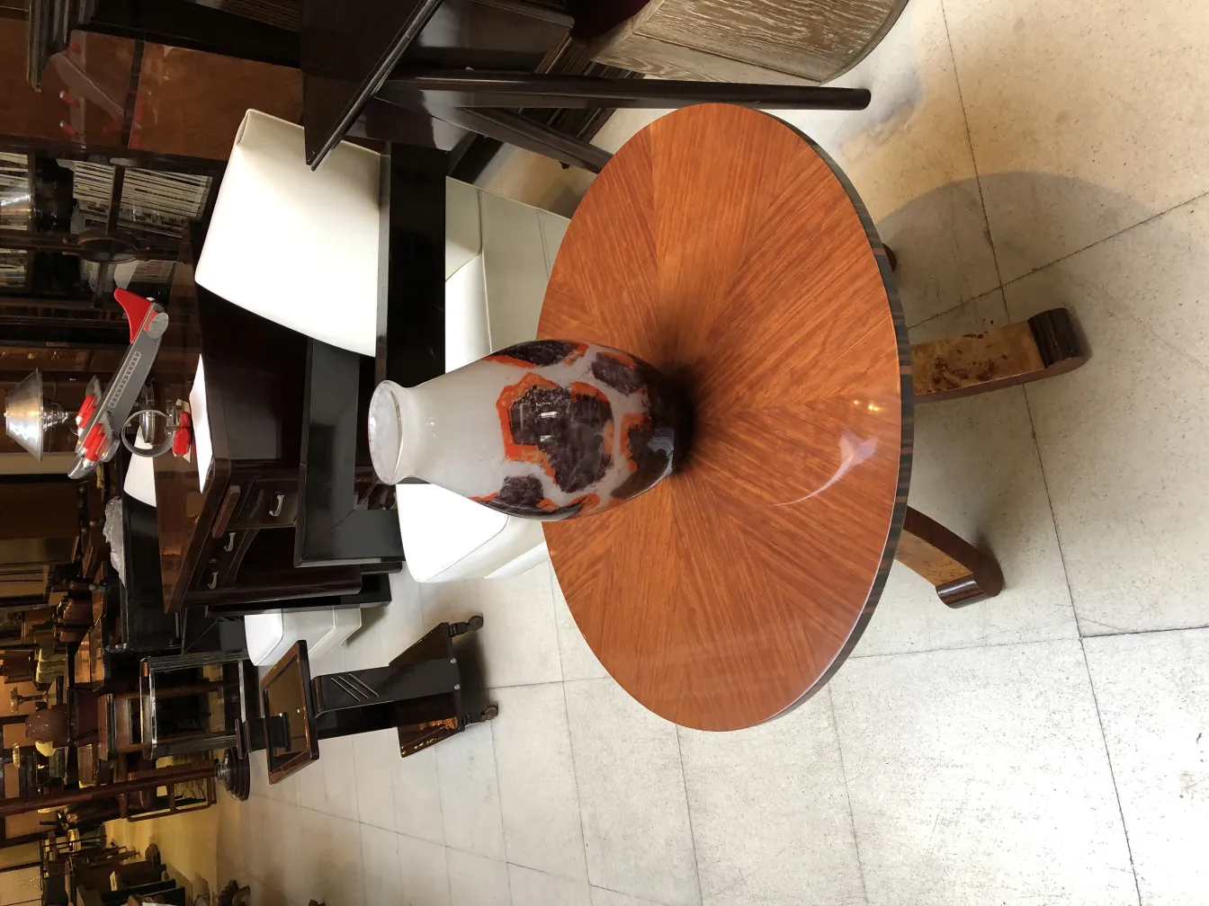 vidrio firmado Degué en un ambiente antiguo con muebles de madera