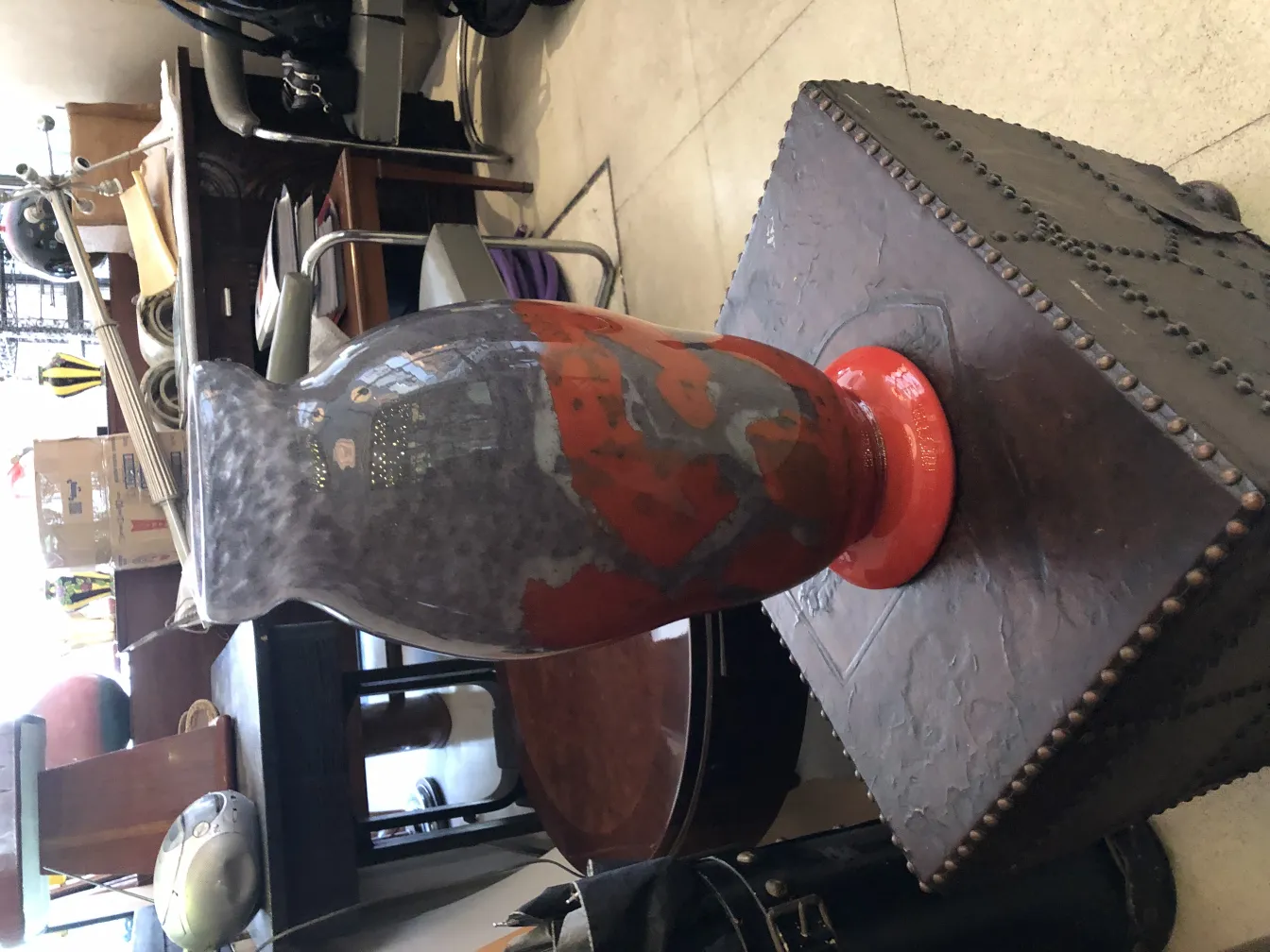 Antike mit buntem Design und eleganter Form aus Glas.