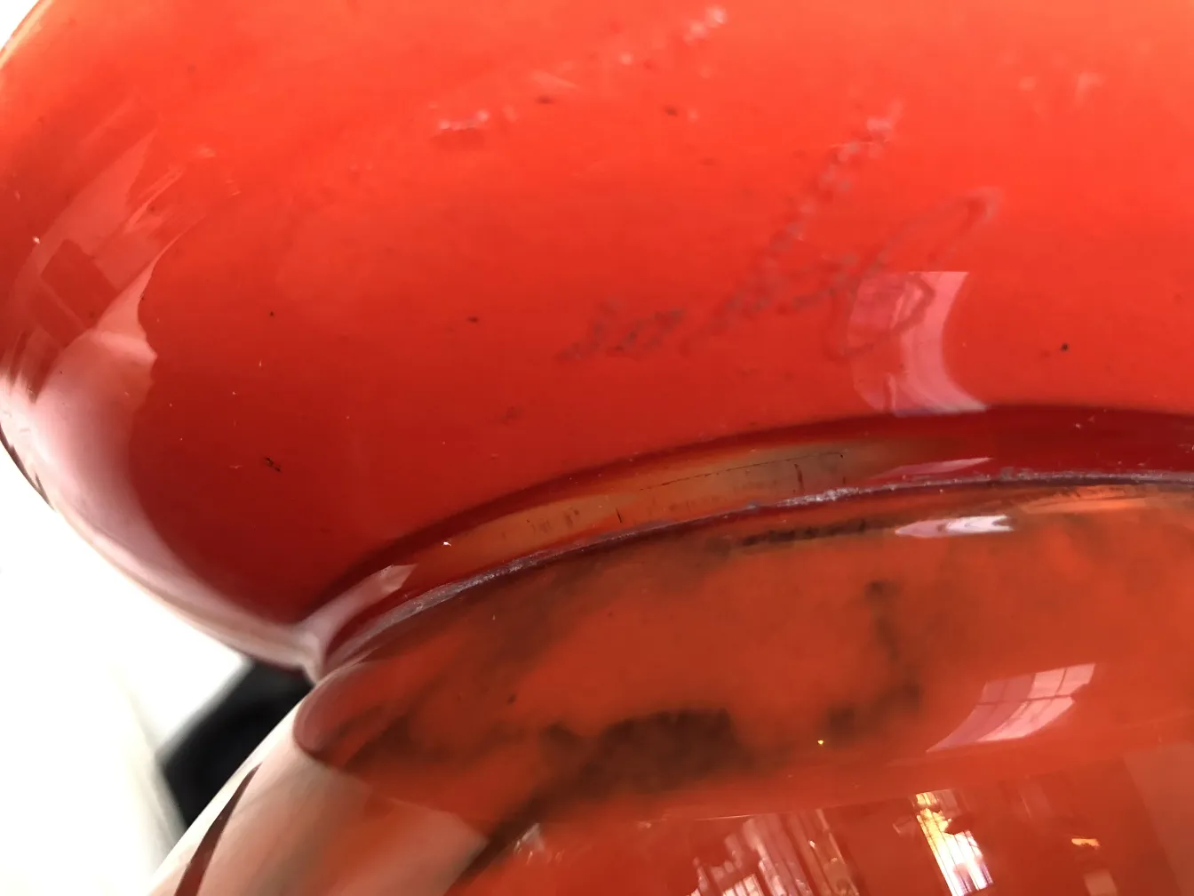 Verre antique signé Degué rouge avec détails de la signature.