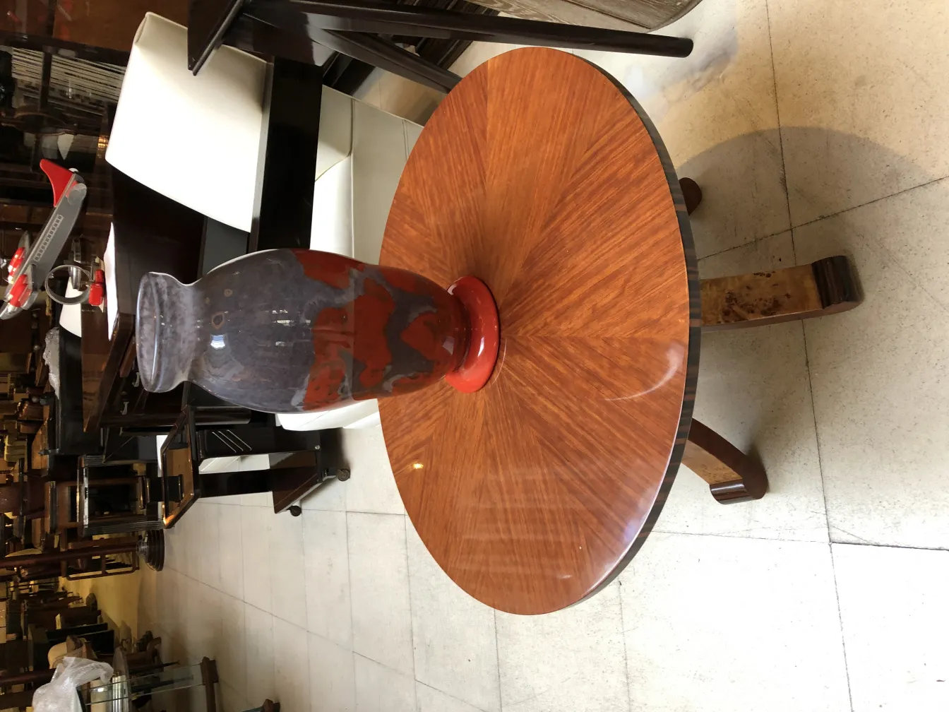 古董: 黑色调的签名玻璃德居在桌子上