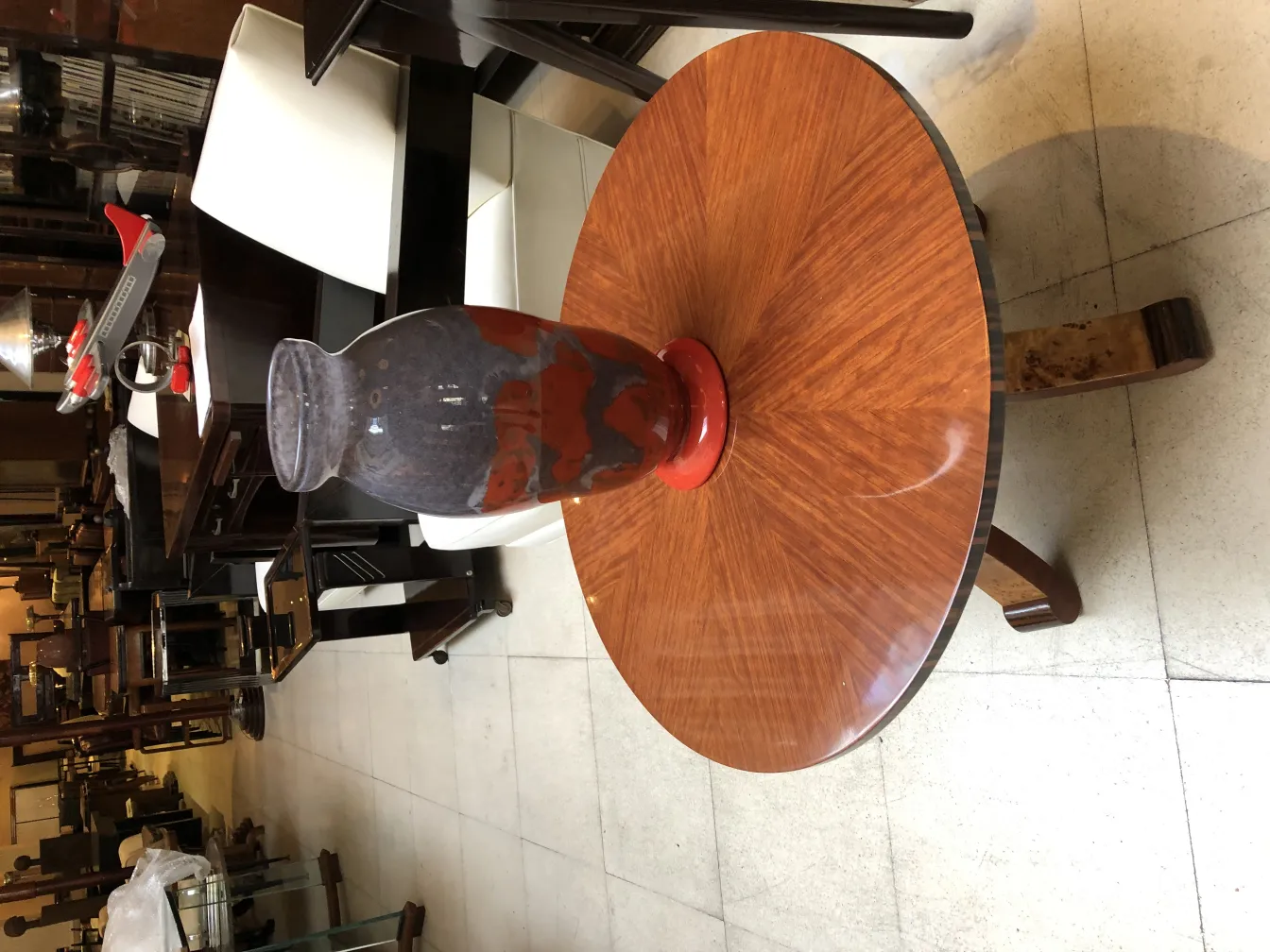 Vetro antico firmato Degué con design decorativo francese