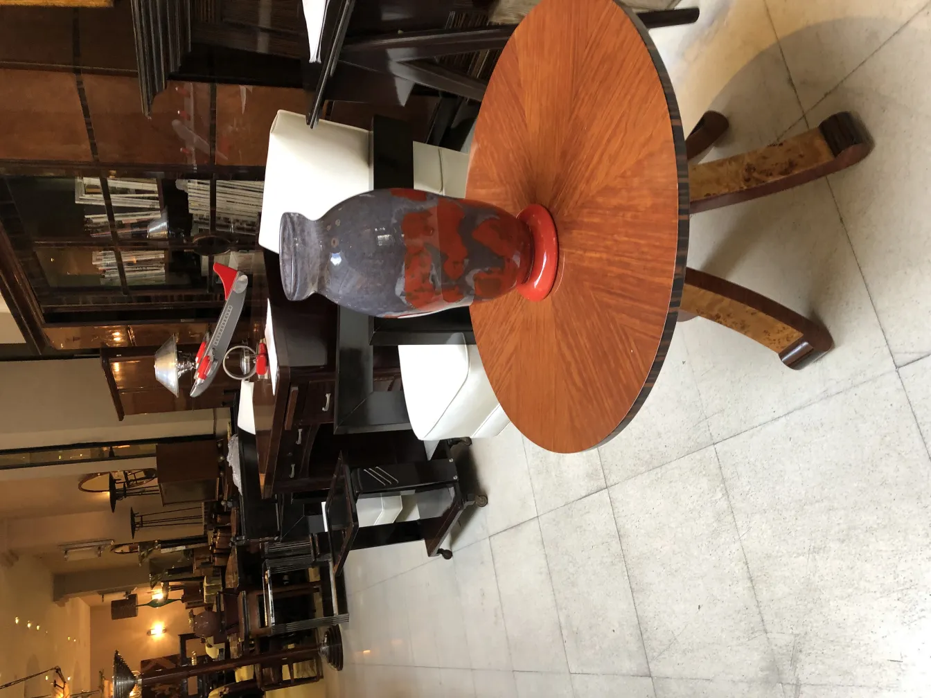 Antiguo vidrio firmado Degué en un ambiente elegante, decorado con detalles distintivos.