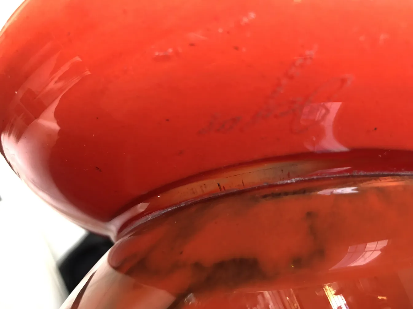 antikes signiertes Glas Degué mit lebhaften Farben