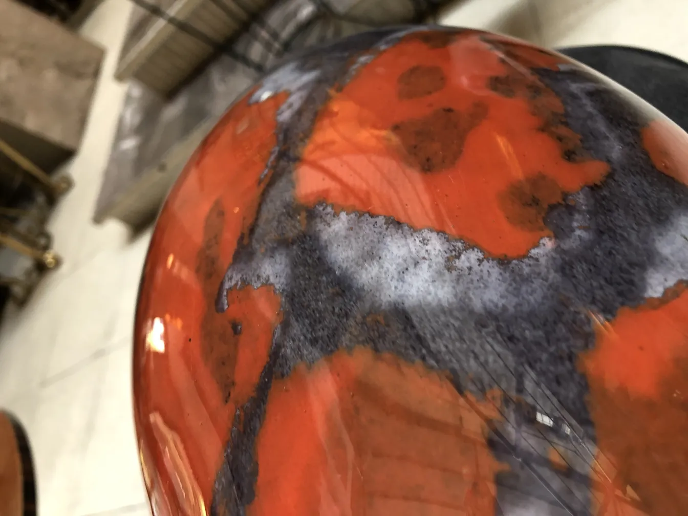 Verre signé Degué avec motif rouge et noir, antiquité