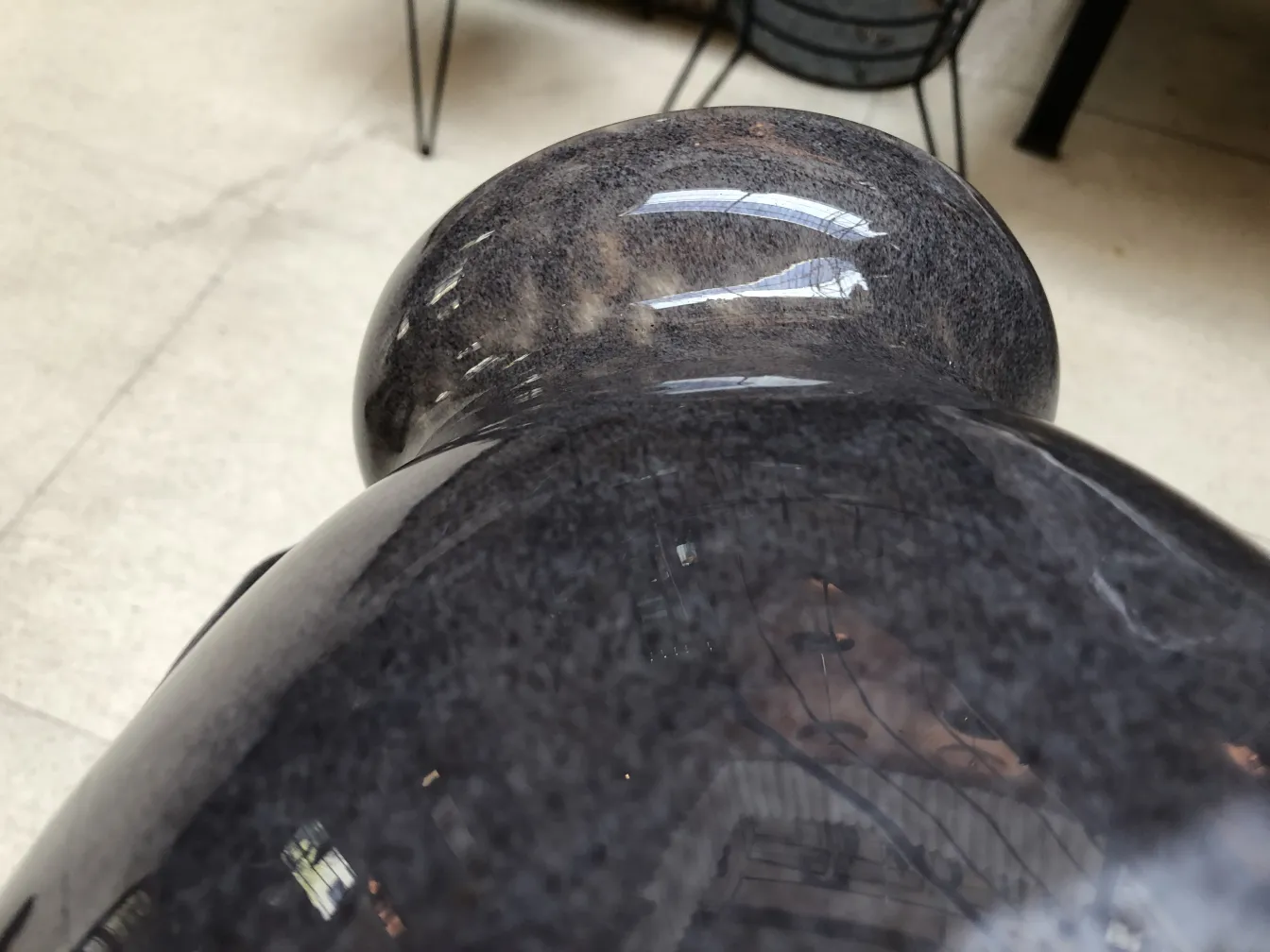 Verre ancien signé Degué avec un design élégant dans un cadre moderne.