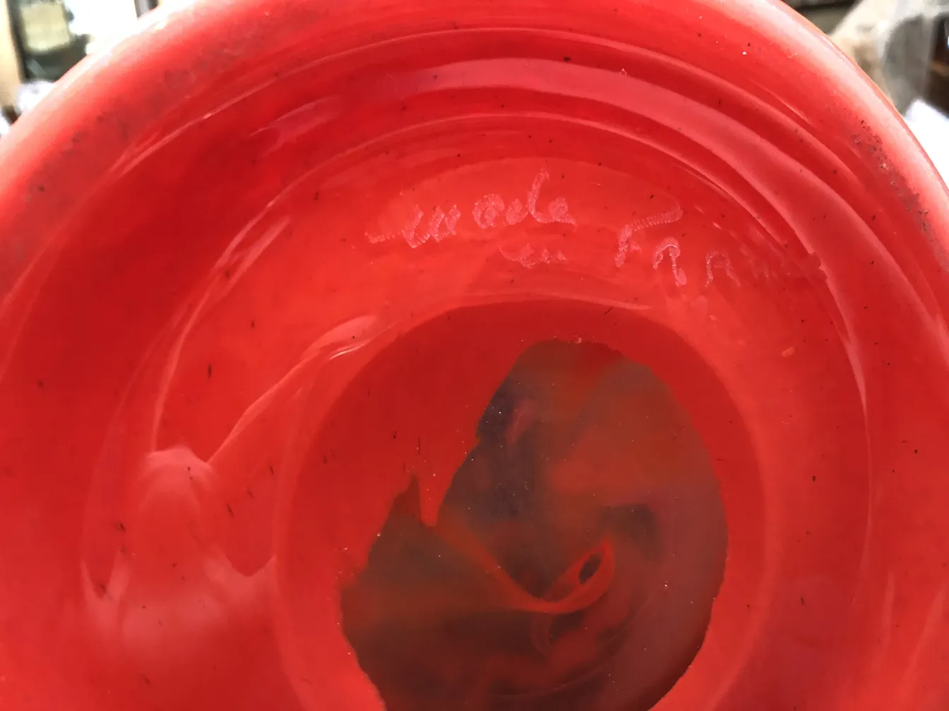 Vidro antigo assinado Degué com detalhes vermelhos, elegante e distinto.