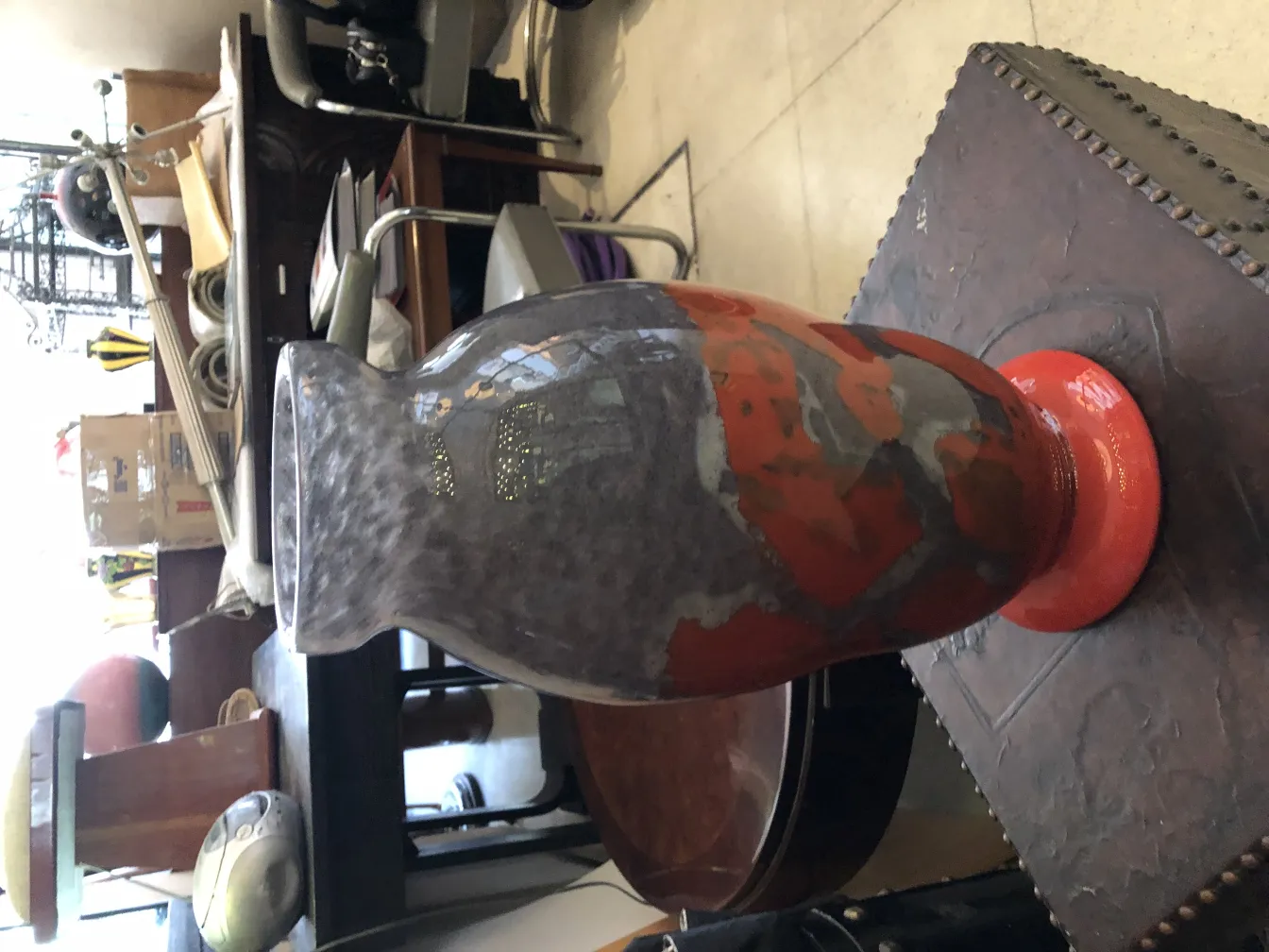 vase ancien en verre signé, couleurs vives, ambiance rustique