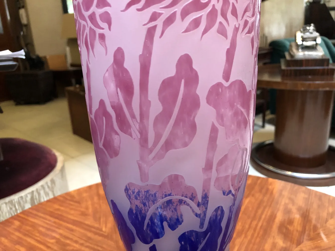 古董玻璃上有粉色和蓝色的叶子和花卉设计