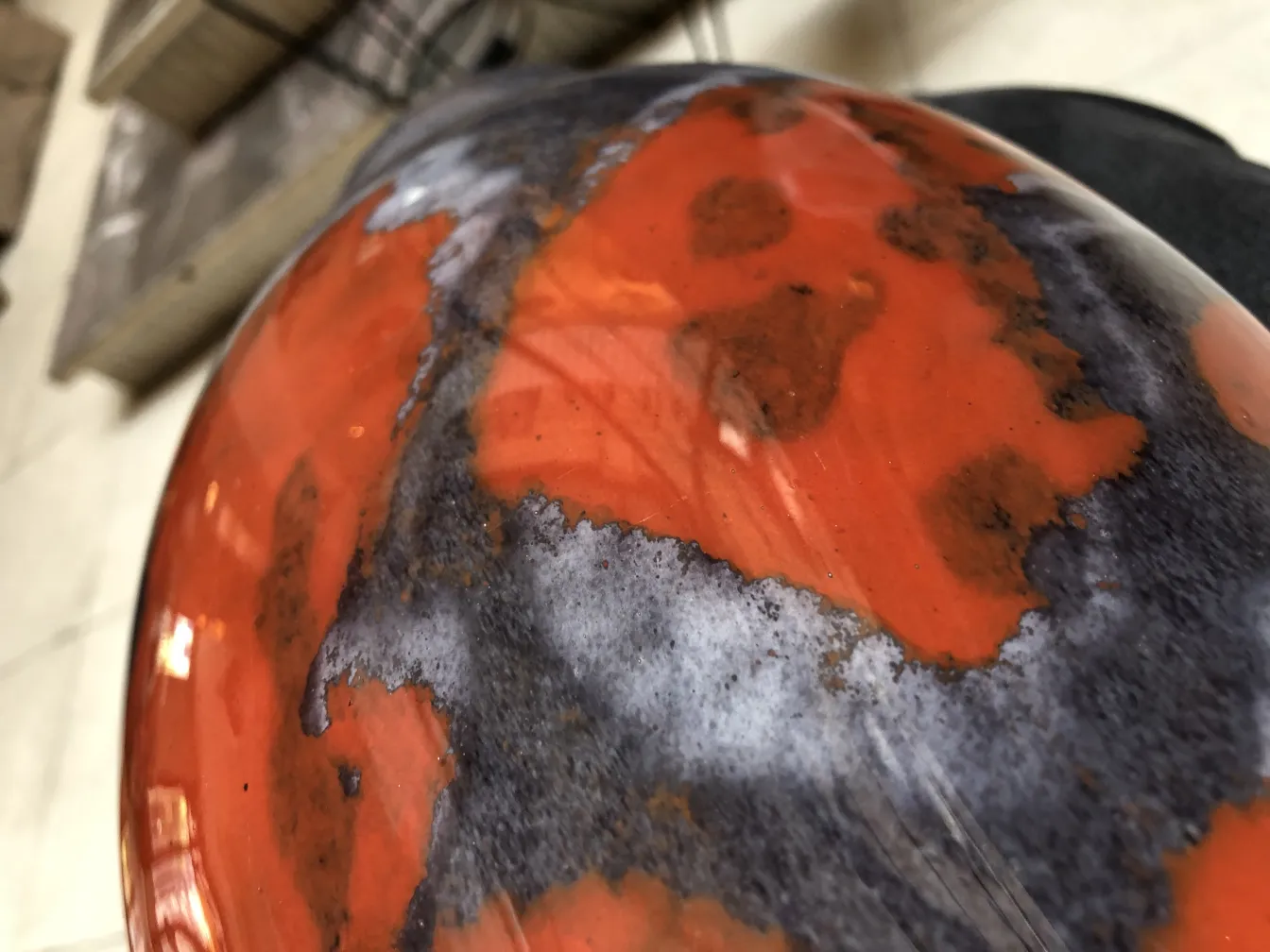 vetro antico firmato Degué con design accattivante e colori vivaci in un ambiente antico