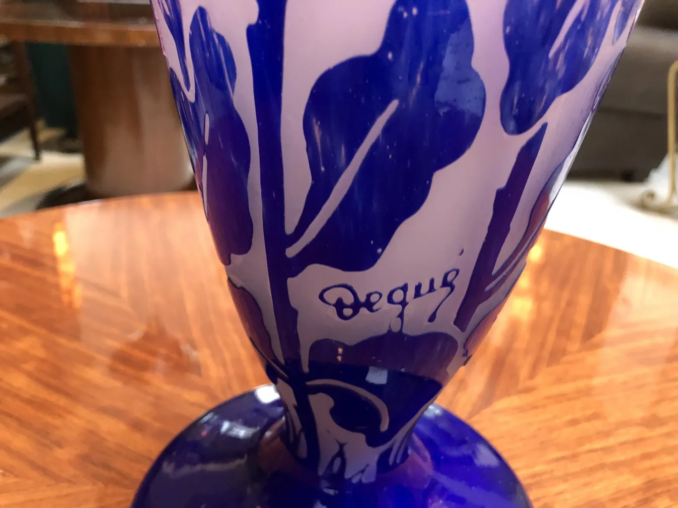 Vaso di vetro antico firmato da Degué in colore blu.