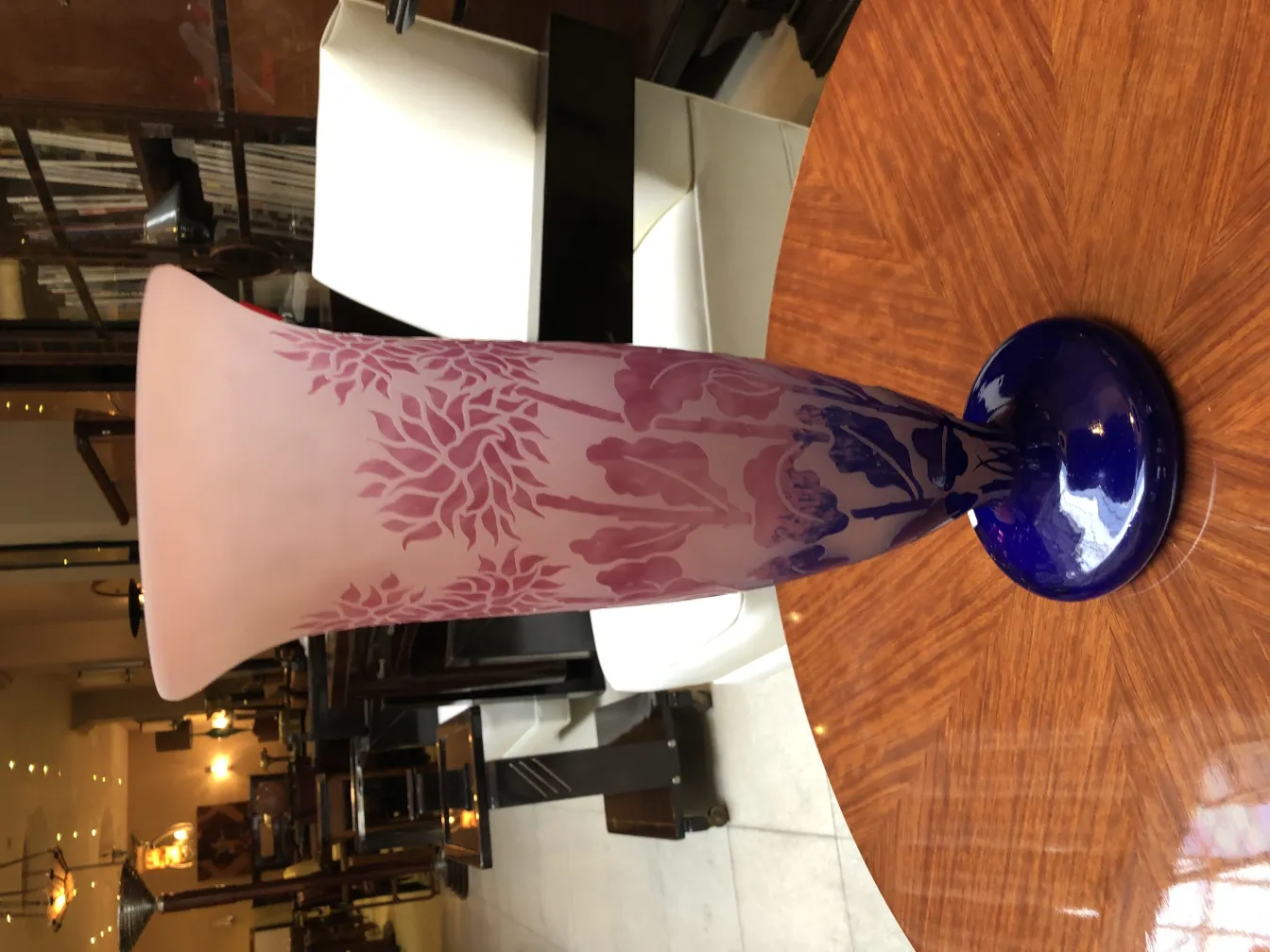 verre ancien avec motif floral en rose et bleu