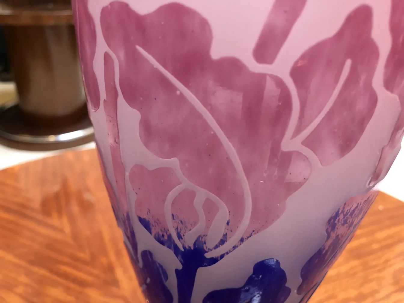 Signiertes Glas Degué mit floralem Muster in lila Tönen.