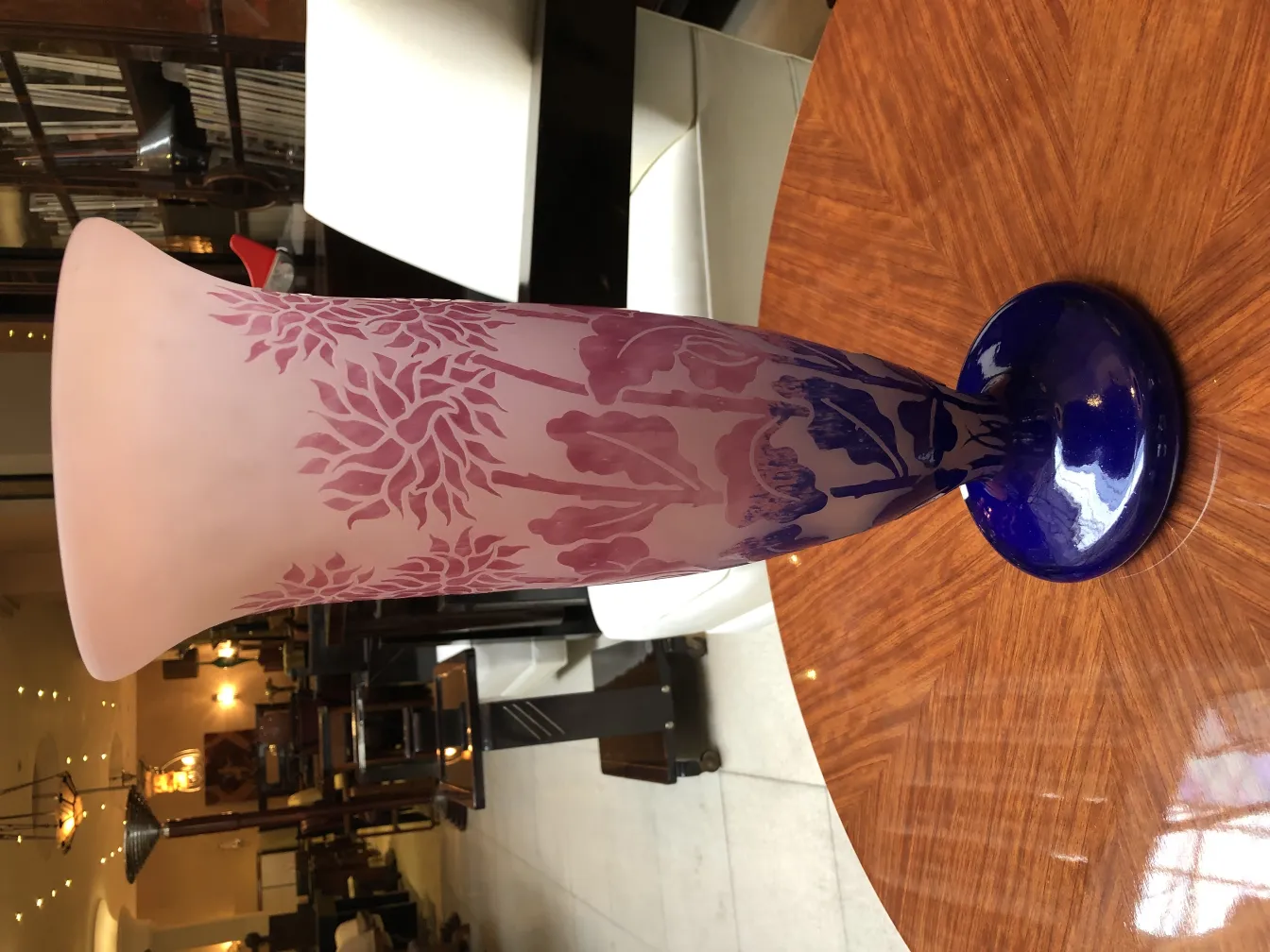 Vase en verre signé Degué avec détails roses et base bleue