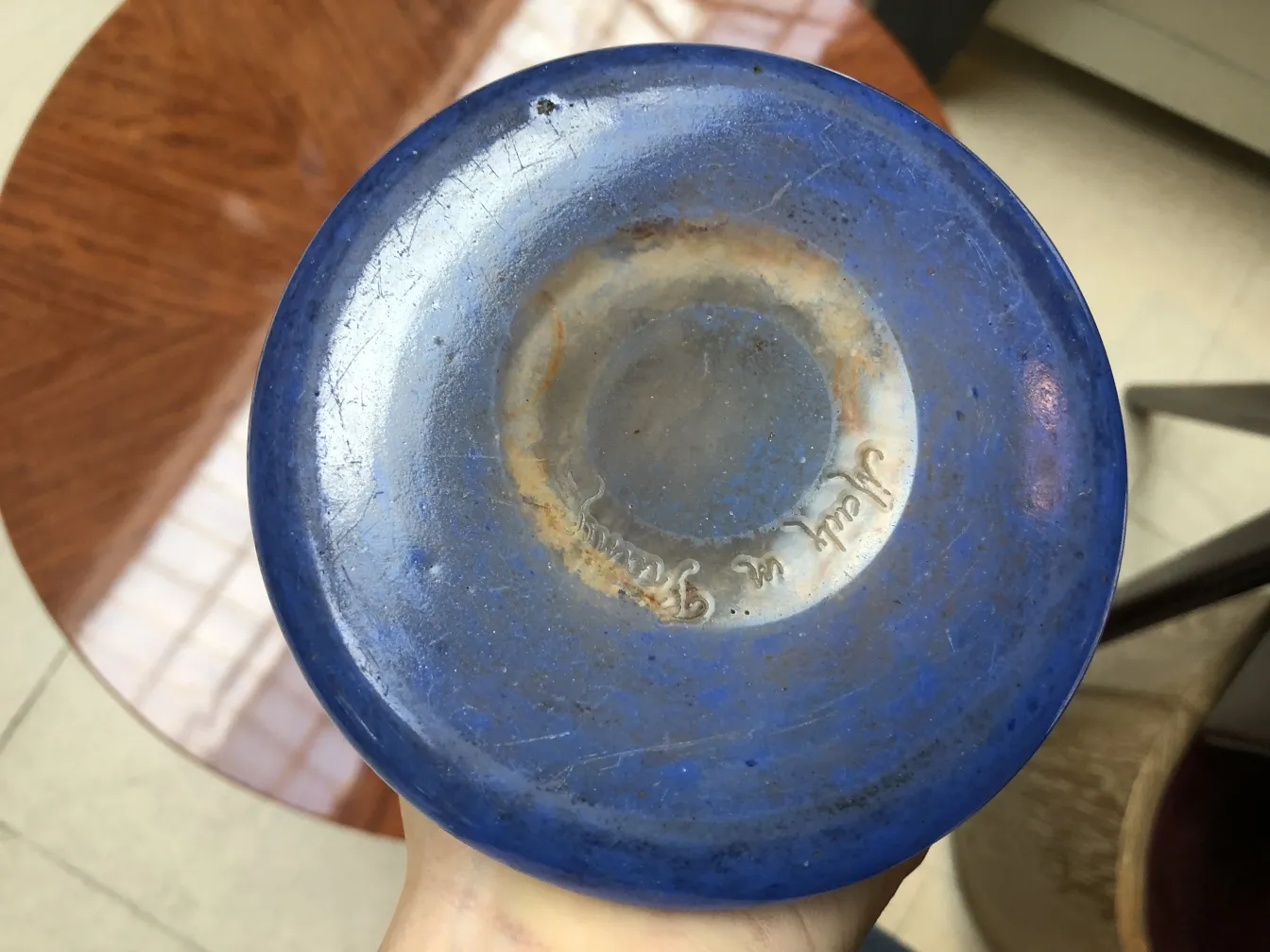 青いサイン入りグラス(Degué)の底面のビュー。