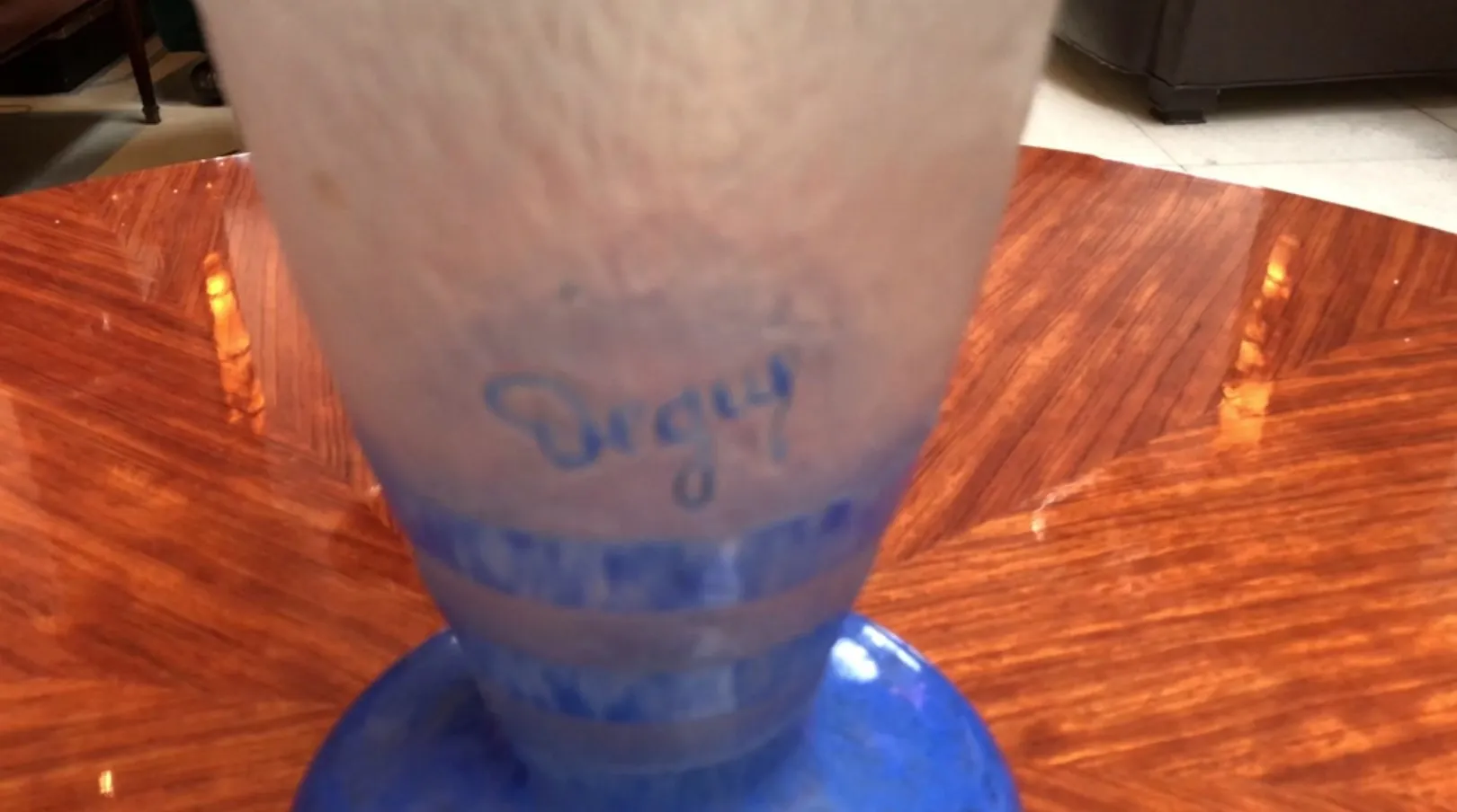 Signiertes Glas Degué mit blauer Basis, Antike.