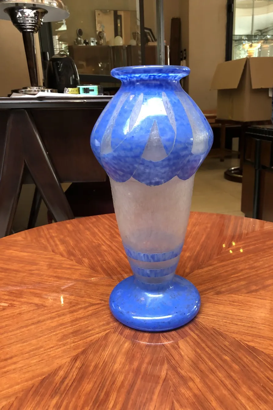 Vaso antigo de vidro assinado Degu em azul com design distinto.