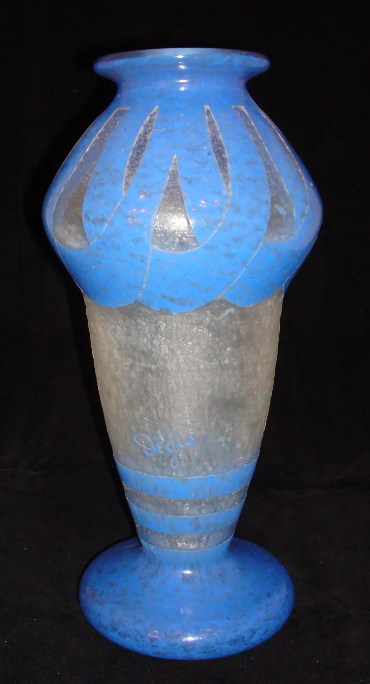 antikes glas mit Degué-unterschrift, elegante form in blau