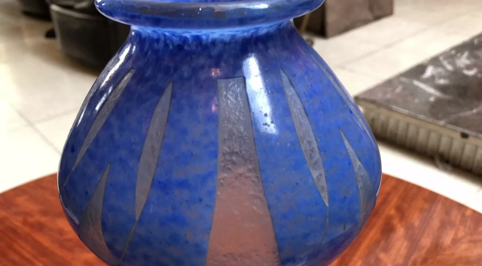 antik vase aus glas degué mit dekorativem blauen design