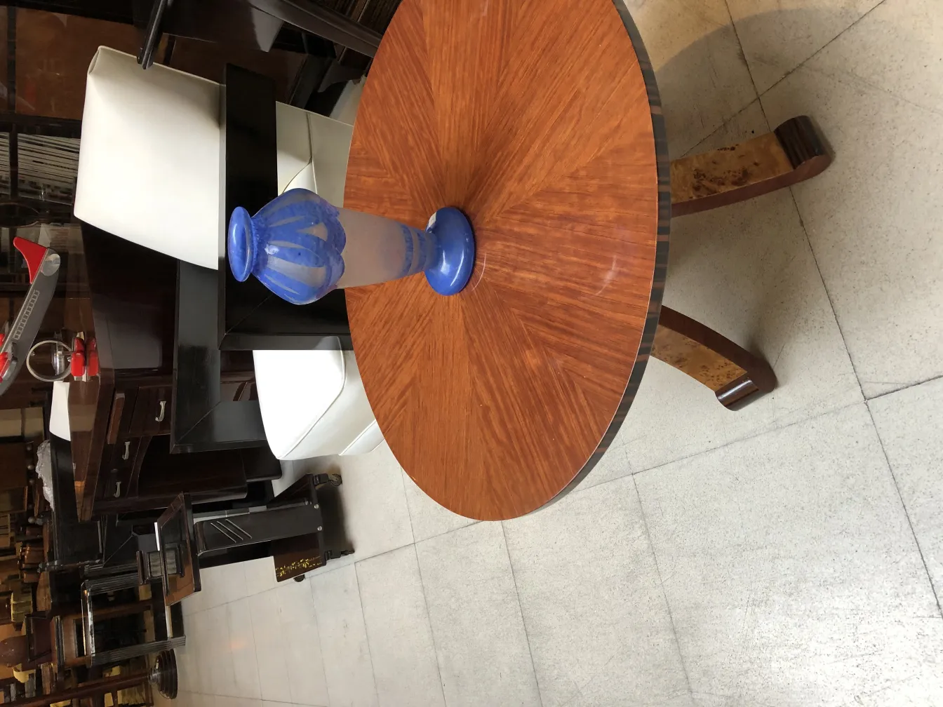 Antike signiertes Glas Degué auf einem dekorativen Tisch