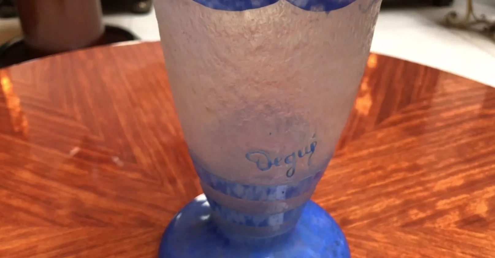 Vetro firmato degué antico in blu, dettaglio visibile