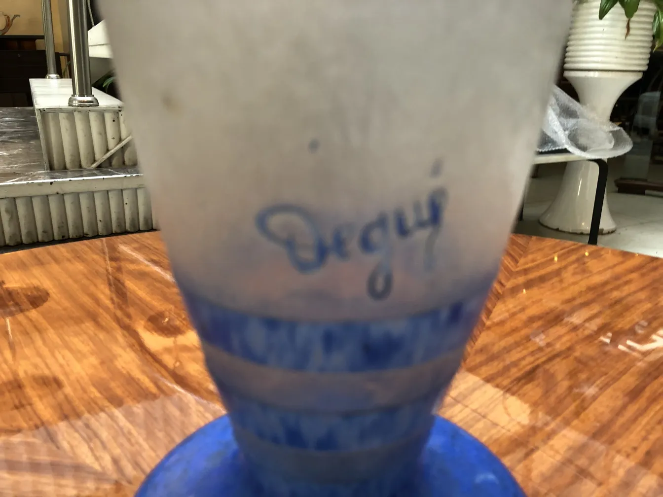 Verre signé Degué sur une surface en bois, antiquité.