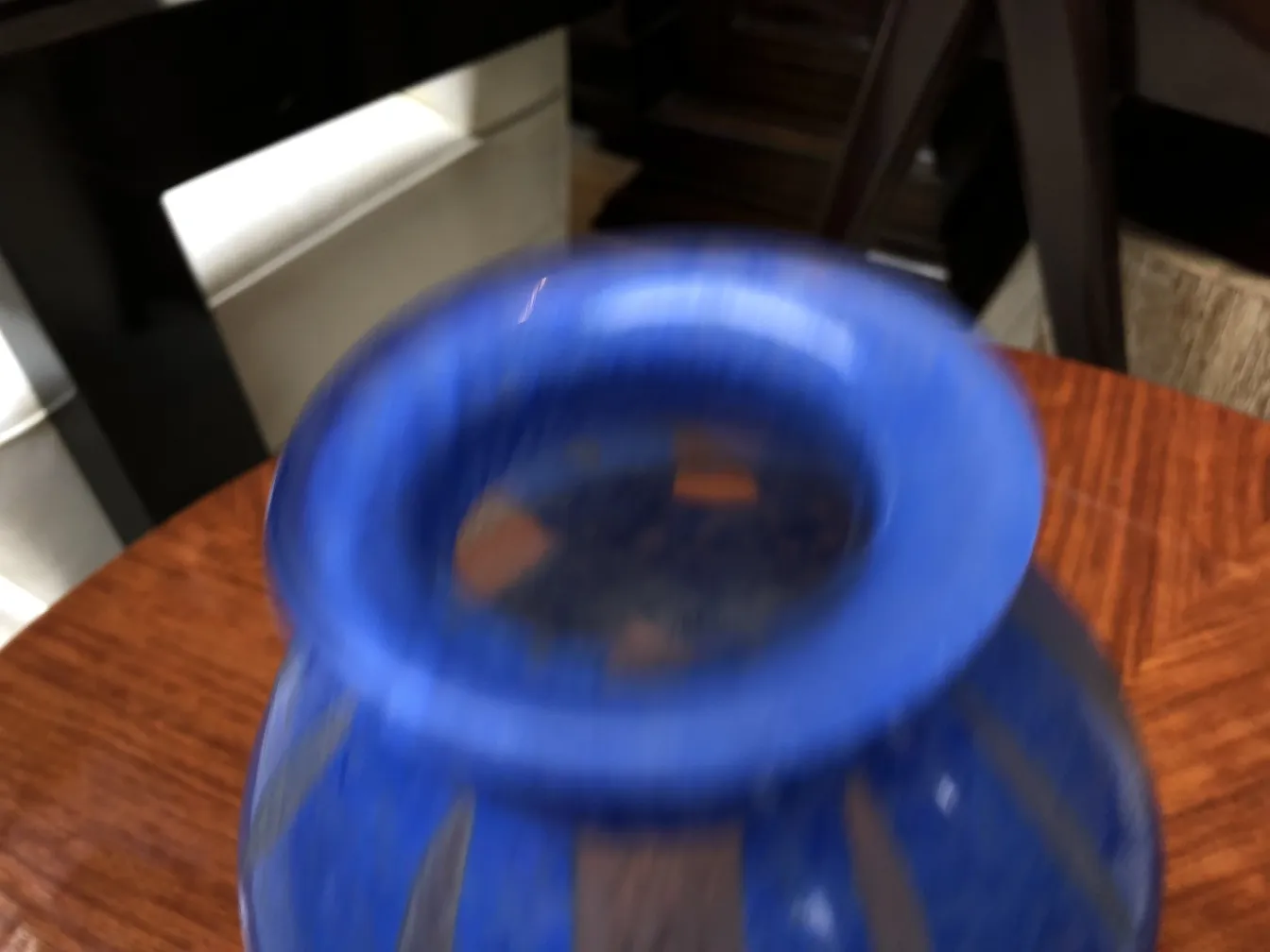 Vase ancien en verre bleu avec la signature Degué, décoratif et distinctif.